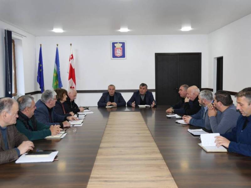 ცაგერის მუნიციპალიტეტის მერმა ჭაბუკი ჭაბუკიანმა, პირველ მოადგილე რევაზ ახვლედიანთან ერთად, სამუშაო შეხვედრა გამართა მერიის სტრუქტურული ერთეულების ხელმძღვანელებთან